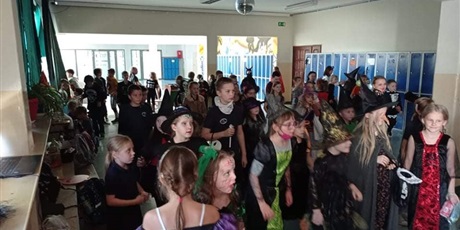 Powiększ grafikę: Uczniowie tańczą na korytarzu szkolnym.