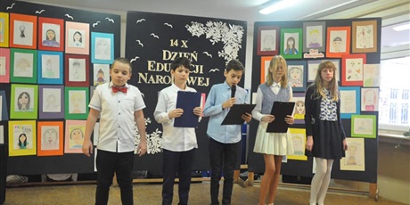 Powiększ grafikę: Pięcioro uczniów stoi na scenie i recytuje wiersze