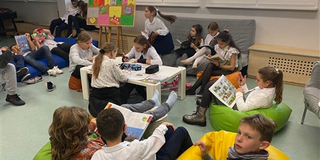 Powiększ grafikę: Uczniowie klasy 4b przebywają w Strefie Czytania i czytają książki.