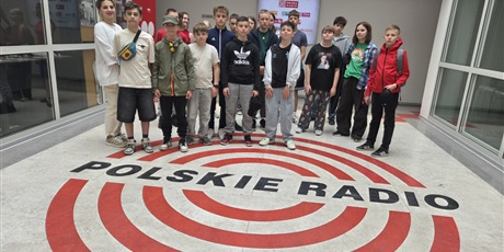 Powiększ grafikę: Grupa uczniów na tle logo Polskiego  Radia