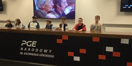 Powiększ grafikę: Grupa uczniów w Sali konferencyjnej na stadionie PGE Narodowym w Warszawie