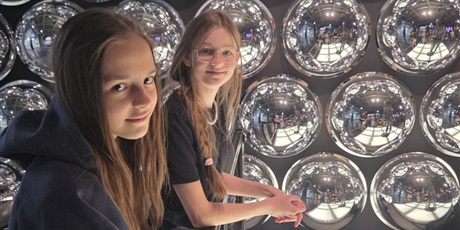 Powiększ grafikę: Dwie dziewczynki na tle ściany z luster