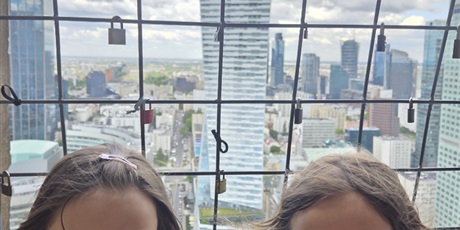 Powiększ grafikę: Dwie dziewczynki na tle panoramy Warszawy z góry Pałacu Kultury