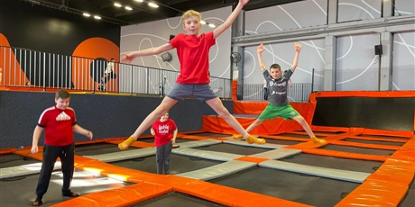 Powiększ grafikę: 4 chłopców skacze na trampolinie