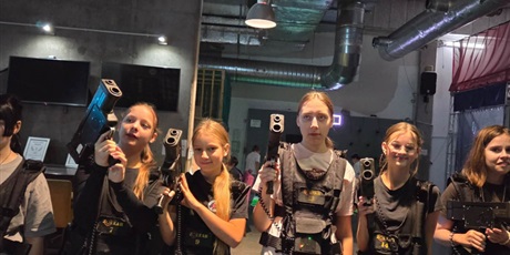 Powiększ grafikę: Kilka dziewczynek prezentuje pistolet do paintballa laserowego