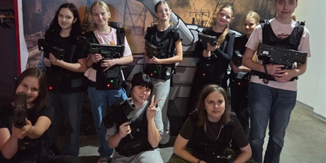 Powiększ grafikę: Grupa dziewczynek ubrana w kamizelki trzema broń do paintballa laserowego