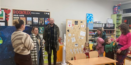 Powiększ grafikę: Grupa rodziców z dziećmi zwiedza szkołę w trakcie dnia otwartego