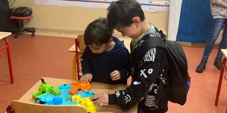 Powiększ grafikę: Dwójka dzieci ogląda zabawki świetlicowe