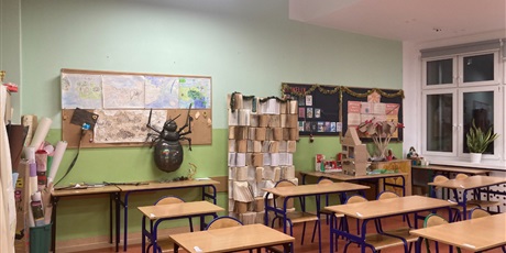 Powiększ grafikę: Udekorowana sala od języka polskiego. W tle znajduje się galeria na temat lektury "Hobbit"