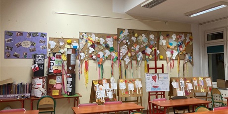 Powiększ grafikę: Dekoracje artystyczne, prezentacja dzieł dzieci: plakatów, portretów, latawców