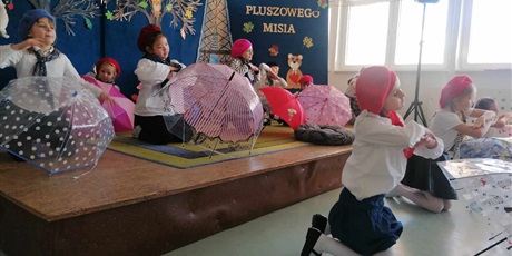 Powiększ grafikę: Dziewczynki z klasy 2b tańczą w stroju Paryżanek z parasolkami