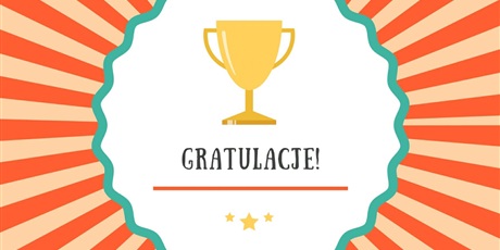 Powiększ grafikę: Grafika z napisem „Gratulacje!”. W centrum znajduje się złoty puchar na jasnym tle w ozdobnej ramce, a w tle widoczne są promienie w kolorach pomarańczowym i beżowym. Pod napisem znajdują się trzy zło