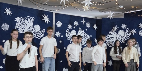 Powiększ grafikę: Uczniowie klasy 6 wykonują utwór o tematyce świątecznej