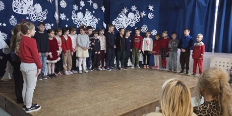 Powiększ grafikę: Panie Dyrektor podziwiają występ uczniów klas młodszych