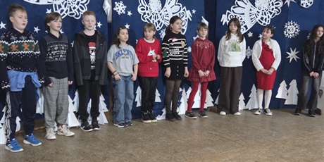 Powiększ grafikę: Uczniowie klasy 4 śpiewają piosenkę świąteczną