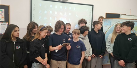 Powiększ grafikę: Uczniowie słuchają kolegę czytającego życzenia świąteczne