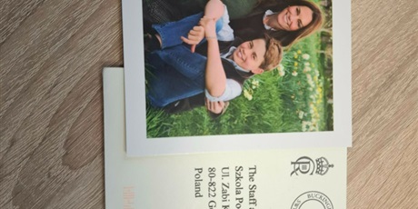 Powiększ grafikę: Kartka przedstawiająca zdjęcie Williama i Kate z dziećmi