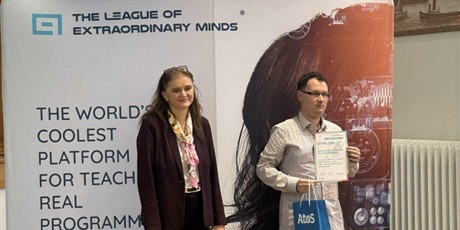 Powiększ grafikę: Nauczyciel informatyki na ściance dla reporterów