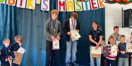 Powiększ grafikę: 6 chłopcy stoją na podium 1, 2 i 3 miejsce wcale duże kostki Rubika6 chłopcy stoją na podium 1, 2 i 3 miejsce wcale duże kostki Rubika