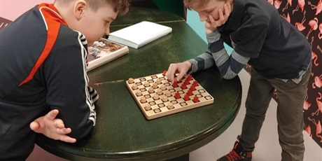 Powiększ grafikę: Dwóch chłopców grających w szachy dla osób niewidomych