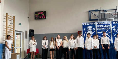 Powiększ grafikę: Klasa wraz z nauczycielami po przedstawieniu