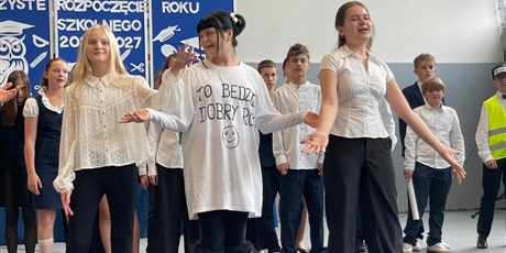 Powiększ grafikę: Chłopcy i dziewczynki śpiewający piosenkę