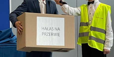 Powiększ grafikę: Dwóch chłopców, jeden z nich trzyma paczkę