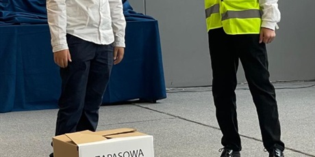 Powiększ grafikę: Dwóch chłopców, jeden z nich trzyma paczkę