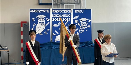Powiększ grafikę: Chłopiec prowadzący uroczystość, za nim Poczet Sztandarowy