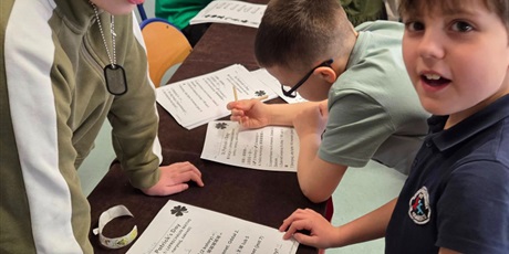 Powiększ grafikę: Dzieci wykonują zadania na stacjach dydaktycznych