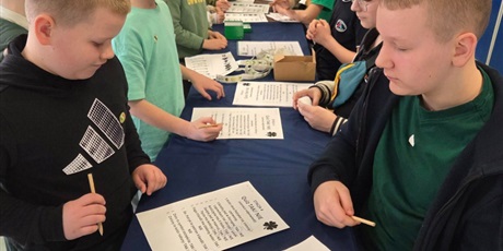 Powiększ grafikę: Uczniowie klas młodszych wykonują zadania przy stacjach dydaktycznych