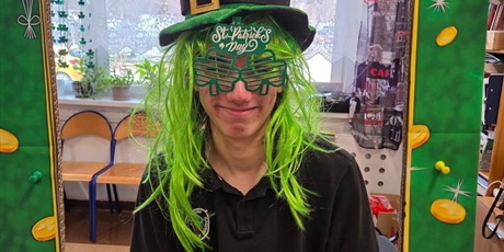 Powiększ grafikę: Chłopiec ubrany w zieloną perukę, kapelusz i okulary w fotobudce