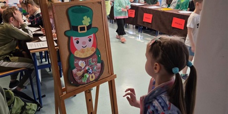 Powiększ grafikę: Dziewczynka rzuca do celu w obraz skrzata na sztaludze