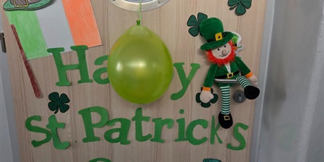 Powiększ grafikę: Przyozdobione drzwi na Dzień Św. Patryka