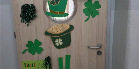 Powiększ grafikę: Drzwi sali ozdobione w symbole Irlandii