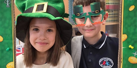 Powiększ grafikę: Chłopiec i dziewczynka w fotobudce