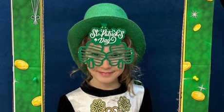 Powiększ grafikę: Dziewczynka w fotobudce