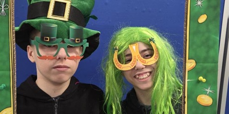 Powiększ grafikę: Dwaj uczniowie w fotobudce