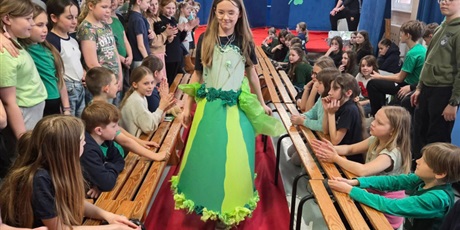 Powiększ grafikę: Dziewczynka we własnoręcznie wykonanym stroju na czerwonym dywanie