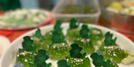 Powiększ grafikę: Zielone galaretki na talerzyku