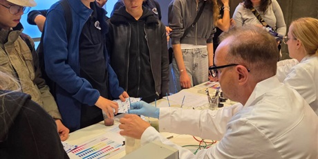 Powiększ grafikę: Uczniowie poznają właściwości substancji chemicznych
