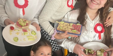 Powiększ grafikę: Cztery dziewczynki ze swoimi kanapkami na talerzach
