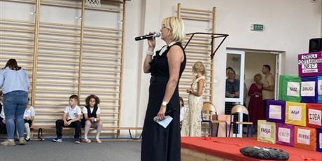 Powiększ grafikę: Pani Wicedyrektor w trakcie przemówienia