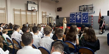 Powiększ grafikę: Pani Dyrektor wita zgromadzonych