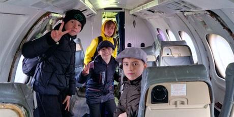 Powiększ grafikę: Czterech chłopców w samolocie