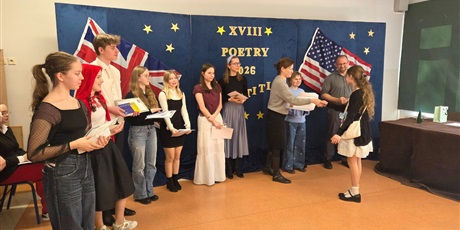 Powiększ grafikę: Z prawej strony jurorzy wręczający nagrody i dyplomy laureatom i wyróżnionym, z lewej uczniowie nagrodzeni