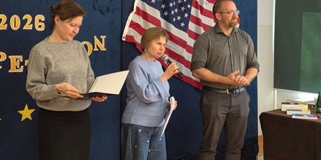 Powiększ grafikę: Trójka jurorów, dwie panie i jeden pan ogłaszają wyniki Konkursu