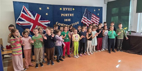 Powiększ grafikę: Dzieci z klas 1 śpiewają piosenkę o wiośnie