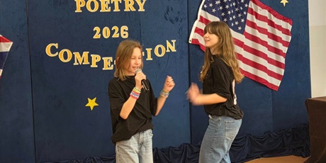 Powiększ grafikę: Dwie dziewczynki prezentują swoje umiejętności-jedna śpiewa, druga tańczy