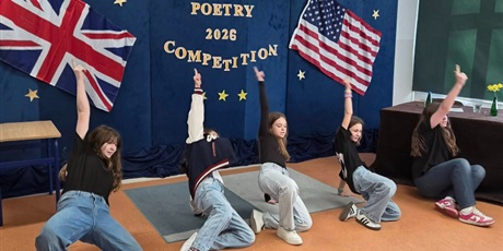 Powiększ grafikę: Pięć dziewczynek ubranych w czarne bluzki i niebieskie jeansy prezentuje taniec hip-hopowy